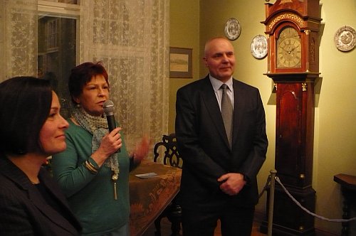 Stoją od lewej:  kurator wystawy Wioleta Kmiecik, dyr. muzeum Małgorzata Buchholtz-Todoroska, Andrzej Walas