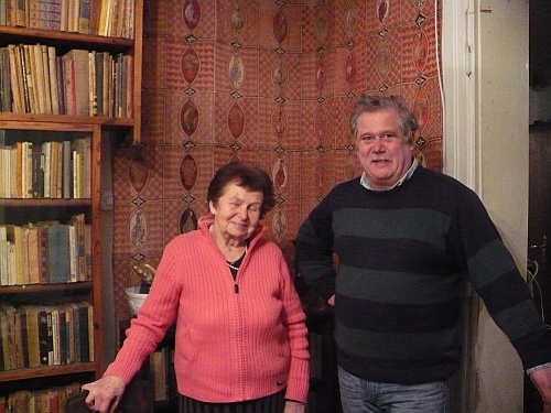 Zula Strzelecka w sopockim mieszkaniu wraz ze swoim synem, również malarzem Wojciechem Strzeleckim